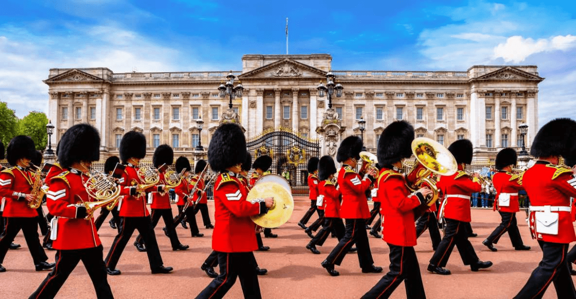 The Ultimate London 3 Day Itinerary
 Changing of the Guard at Buckingham Palace.