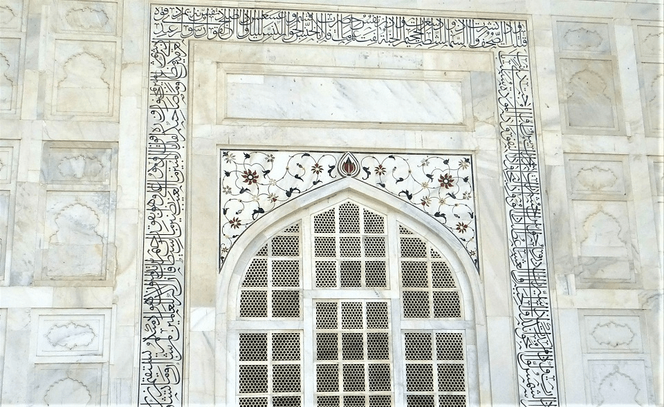 Intricate Designs of Mugal Art On The Walls Of Taj Mahal